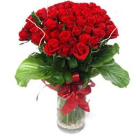 Sizlere özel farklı bir tanzim modeli vazoda etkileyici 25 adet kırmızı gül Ankara çiçek gönder firması şahane ürünümüz