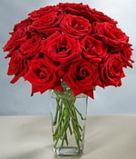 Ankara Eryaman çiçek yolla firma ürünümüz cam vazoda 12 adet kırmızı gül Ankara çiçek gönder firması şahane ürünümüz