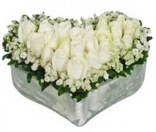 kaliteli taze ve ucuz çiçekler 10 adet beyaz gül mika kalp içerisindedir