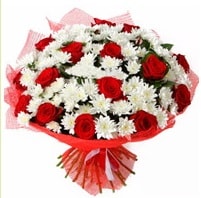 Ankara Eryaman çiçekçi den 15 adet kırmızı gül ve beyaz kır çiçeği Ankara internetten çiçek satışı