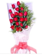 Ankara Eryaman çiçekçi den 19 adet kırmızı gül buketi Ankara uluslararası çiçek gönderme
